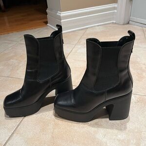 L'INTERVALLE Black leather Ankle Booties with Chunky Heel